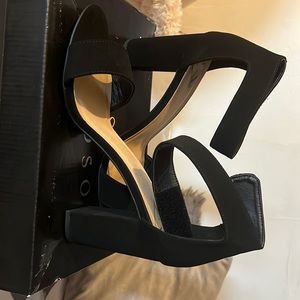 Black heels, style w-Elliot, size 9.